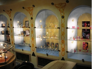 Витрины, полки, стеллажи, барные стойки из стекла