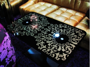 Столы, подставки, индивидуальная мебель из стекла