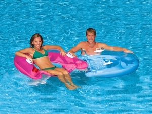 Лето, пляж, матрасы, надувные изделия для отдыха на воде